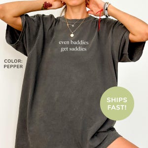 Comfort Colors® Nawet Baddies Get Saddies Tshirt, Zabawna koszulka z memem, Koszulka o zdrowiu psychicznym Lęk Depresja ADHD, Zabawna koszulka sarkastyczna