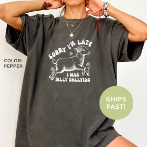 Comfort Colors® Przepraszam za spóźnienie, byłem Dilly Dallying Shirt, Funny Meme Shirt, Vintage Retro Shirt, Lamb Sheep Shirt, Funny Shirt for Women