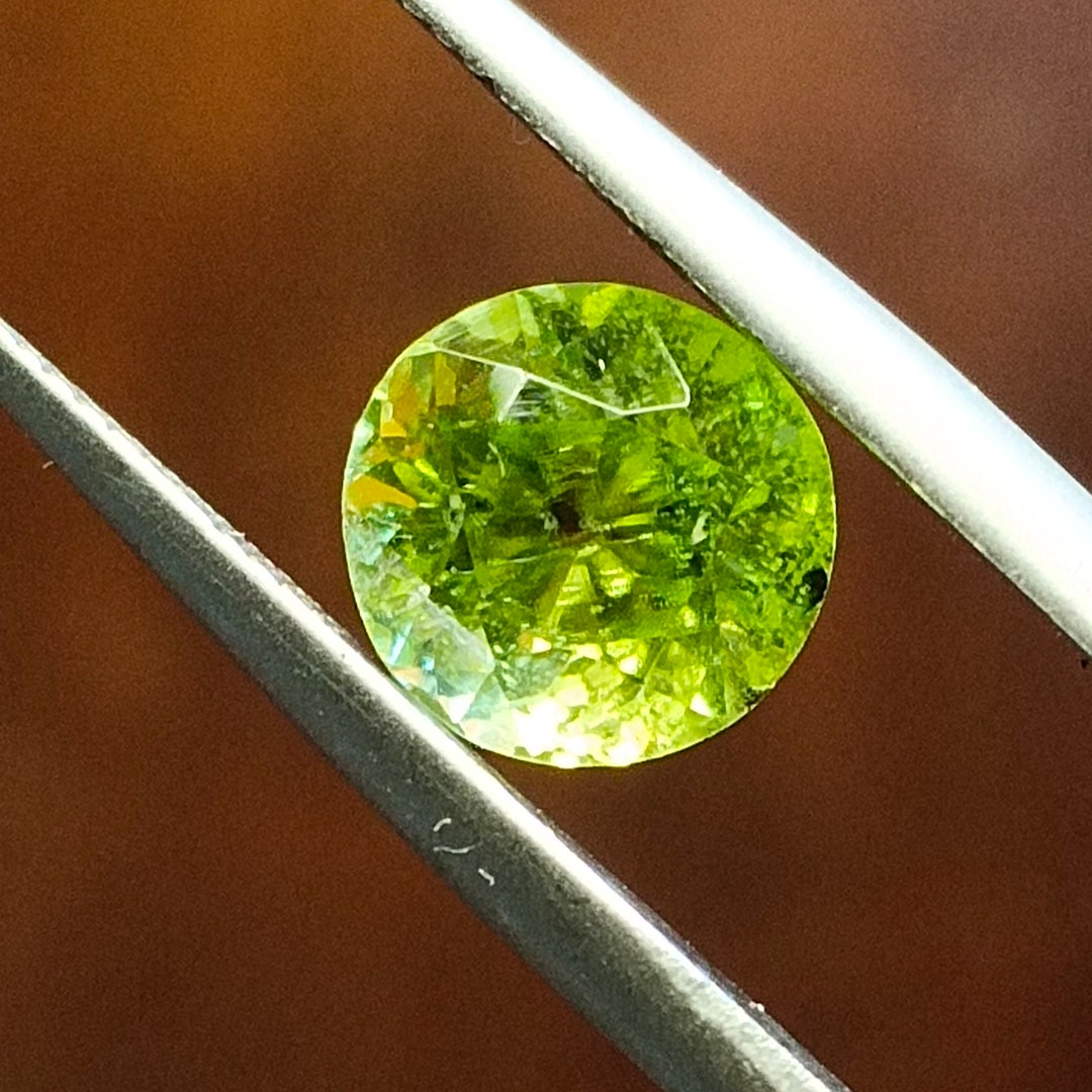 Péridot Naturel De 1,86 Carats - Certificat IGI - Coupe Ovale - Vert Intense - Neuf Avec Boîte