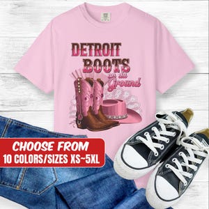 Stiefel auf dem Boden T-Shirt. Rosa Cowboy-Stiefel, Rodeo Mode, Cowgirl-Stiefel T-Shirt, Western Cowgirl Design, T-Shirt Stiefel auf dem Boden