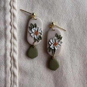Orecchini a forma di margherita – Gioielli floreali per la nascita di aprile, in argilla polimerica, placcati in oro 18k, regalo fatto a mano