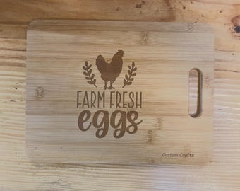 Tabla para cortar huevos frescos