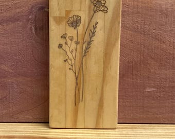 Letrero de madera con ramo de flores