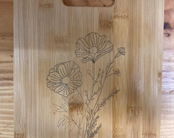 Tabla de embutidos con ramo floral