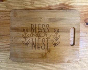 Tabla de cortar de bambú Blessed Nest: decoración grabada para el hogar