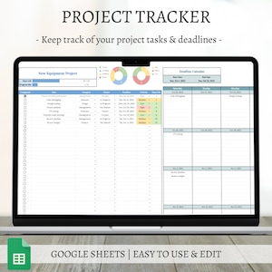 Puede incluir: Una pantalla de computadora portátil que muestra una hoja de cálculo de Google Sheets con una plantilla de seguimiento de proyectos. La plantilla incluye una sección para "Nuevo proyecto de equipo" con una barra de progreso, un calendario de plazos y una lista de tareas con casillas de verificación. El texto "PROJECT TRACKER - Keep track of your project tasks & deadlines -" está en la parte superior de la pantalla.