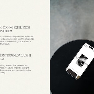 Pu&ograve; includere: Uno smartphone che mostra un'interfaccia web con il testo Explore Our Projects, accanto a un testo che recita ZERO CODING EXPERIENCE? NO PROBLEM e INSTANT DOWNLOAD, USE IT TODAY, descrivendo un plugin software pronto all'uso.