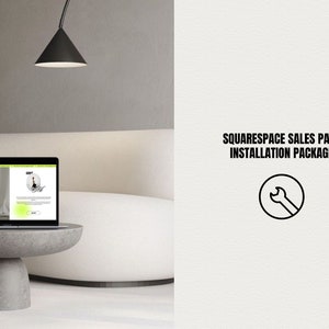 Op de afbeelding: Een laptopcomputer die een website weergeeft met een zwart-witte stoel op een witte achtergrond. De tekst op de website luidt "Deze website wordt aangedreven door Squarespace". De laptop staat op een grijze betonnen tafel met een witte bank op de achtergrond.