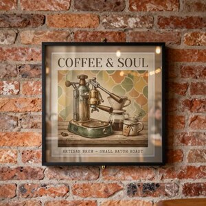 Puede incluir: Una impresión cuadrada enmarcada que muestra una máquina de espresso vintage, una jarra de cristal y una taza de cerámica sobre una superficie de madera. El texto dice COFFEE & SOUL arriba y ARTISAN BREW - SMALL BATCH ROAST abajo, con fondo estampado.