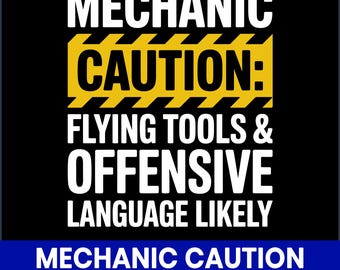 Può includere: Grafica nera con testo bianco: "MECHANIC CAUTION: FLYING TOOLS & OFFENSIVE LANGUAGE LIKELY." Una striscia di pericolo gialla e nera è sopra "CAUTION". Sotto c'è "MECHANIC CAUTION WARNING SVG" in una barra blu.