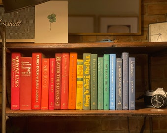 Libri con copertina rigida usati per colore per la decorazione domestica a prezzi BASSI