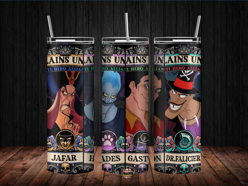 Puede incluir: Tres vasos aislados negros con los villanos de Disney Jafar, Hades, Gast&oacute;n y Dr. Facilier. Cada vaso tiene una pajita blanca y las palabras "Villains Unite" y los nombres de los personajes. Los vasos est&aacute;n decorados con ilustraciones coloridas e iconos tem&aacute;ticos.