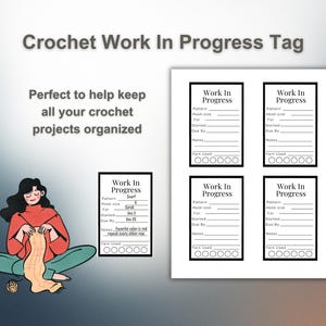Könnte beinhalten: Grafik mit einem "Häkel-Work-in-Progress-Tag" mit Text und Illustrationen. Das Bild enthält eine Karikatur einer Person, die häkelt, und mehrere Tags mit ausfüllbaren Feldern für Projektdetails. Der Text lautet: "Perfekt, um alle Ihre Häkelprojekte zu organisieren."