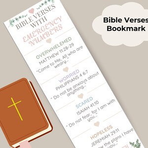 Könnte beinhalten: Ein Lesezeichen mit dem Text "Bibelverse mit Notrufnummern" und einer Liste von Bibelversen für verschiedene Situationen. Links ein braunes Buch mit goldenem Kreuz.