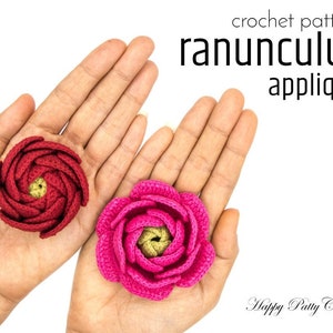 Könnte beinhalten: Zwei gehäkelte Ranunkel-Applikationen in den Händen einer Person. Eine ist tiefrot mit gelber Mitte, die andere leuchtend rosa mit gelber Mitte. Das Bild enthält den Text "crochet pattern ranunculus applique" und "Happy Patty Crochet".