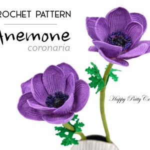 Może przedstawiać: Wzór na szydełku na kwiat Anemone coronaria. Wzór zawiera instrukcje dotyczące szydełkowania płatków kwiatu, łodygi i liści. Kwiat jest fioletowy z ciemnofioletowym środkiem. Liście są zielone. Wzór pochodzi od Happy Patty Crochet.