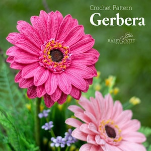 Op de afbeelding: Twee gehaakte gerbera's, één roze en één lichtroze, met gele centra. De bloemen bevinden zich in een boeket met andere gehaakte bloemen en groen. De afbeelding bevat de tekst "Crochet Pattern Gerbera HAPPY PATTY crochet".
