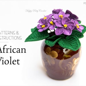 Op de afbeelding: Haakpatroon voor een Afrikaanse viooltjesbloem in een pot. Het patroon bevat instructies voor het maken van de bloem, bladeren en pot. PDF E-boek.