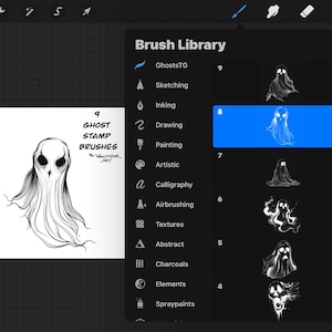 Może przedstawiać: Cyfrowe pędzle do sztuki dla aplikacji Procreate. Obraz przedstawia czarno-białą ilustrację ducha z tekstem "9 Ghost Stamp Brushes". Biblioteka pędzli jest widoczna po prawej stronie obrazu.