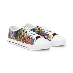 Puede incluir: Zapatillas bajas de lona blancas con un estampado de cómic colorido que presenta varios superhéroes y personajes.