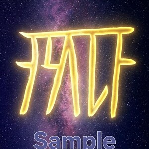 Pode incluir: Um gráfico digital apresentando a palavra HALF escrita em uma fonte amarela brilhante e estilizada contra um fundo de céu noturno estrelado roxo escuro e preto. Abaixo da palavra, o texto Sample está impresso em uma fonte branca simples.