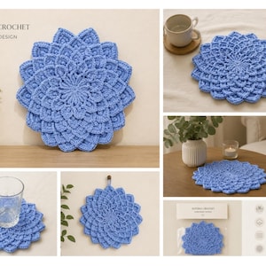 Op de afbeelding: Een verzameling handgemaakte, lichtblauwe gehaakte onderzetters en trivets. De onderzetters en trivets hebben een bloemenpatroon. De afbeelding bevat een onderzetter met een glas, een trivet aan de muur en een trivet op een tafel. De tekst "ASTERIA CROCHET" is zichtbaar.