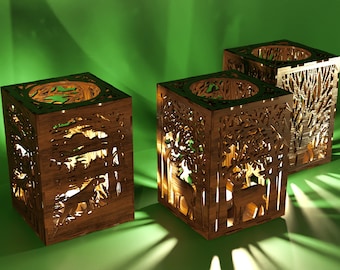 Puede incluir: Tres portavelas de madera con intrincados diseños de árboles y ciervos cortados con láser. Los portavelas son de color marrón y tienen un aspecto rústico.