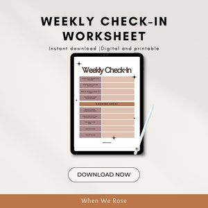 Może przedstawiać: Cyfrowy arkusz roboczy na tablecie, zatytułowany "WEEKLY CHECK-IN WORKSHEET". Arkusz roboczy zawiera sekcje do autorefleksji i wyznaczania celów. Tablet jest czarny z białym rysikiem. Widoczny jest również tekst "Instant download | Digital and printable".