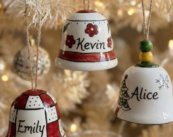 Adorno navideño de cerámica personalizado, pintado a mano, con forma de campana, con diseño rústico de árbol de granja.