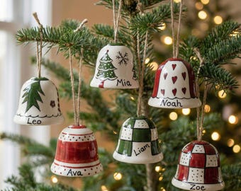 Adorno navideño de cerámica personalizado con forma de campana, decoración navideña tradicional en rojo y verde, pintado a mano.