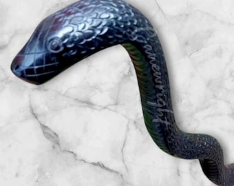 Bastón de madera hecho a mano con forma de serpiente, bastón tallado con forma de serpiente, arte popular oscuro.