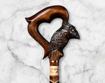 Bastone da passeggio in legno con impugnatura a forma di uccello intagliata a mano e fodero in pelle.