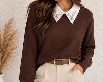 Jersey de mujer con cuello adornado con pedrería – Elegante jersey blanco con cuello camisero – Tejido suave y sofisticado – Jersey de mujer de estilo preppy – Color burdeos o marrón chocolate