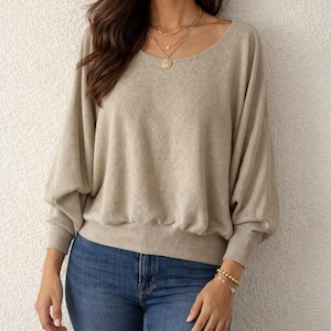 Minimalistischer Oversize-Damenpullover, locker sitzender, glänzender beigefarbener Pullover, schicker und bequemer Pullover für die Übergangszeit, eleganter Pullover im minimalistischen Stil