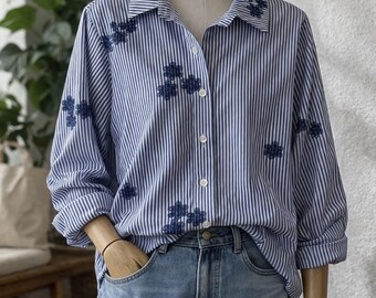 Camisa de mujer a rayas azules y blancas bordadas, blusa elegante de corte amplio, camisa a rayas con bordado floral, camisa casual chic y moderna.
