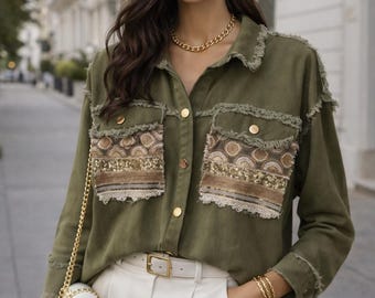 Camisa boho chic para mujer – Beige o caqui – Bordados y flecos – Sobrecamisa ligera y moderna – Botones dorados – Camisa de entretiempo