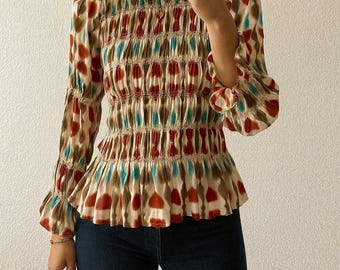 Blusa boho chic para mujer – Top de manga larga con fruncido y estampado étnico en naranja, azul y beige – Look casual elegante, blusa multicolor
