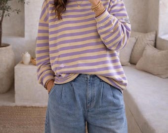 Suéter de mujer a rayas moradas y amarillas, sudadera extragrande a rayas bretonas, suéter casual chic, top cómodo de entretiempo, suéter a rayas con parche