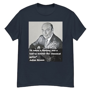 Puede incluir: Una fotografía en blanco y negro de Julian Bream, un guitarrista clásico, sosteniendo una guitarra. La cita "Se necesita toda una vida y media para dominar la guitarra clásica" está impresa debajo de la foto, junto con su firma.