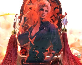 Könnte beinhalten: Ein roter und schwarzer Acryl-Ständer mit einer Figur aus einem Videospiel. Die Figur ist ein Mann mit blonden Haaren und einer schwarzen Jacke. Der Ständer hat an jeder Seite einen roten Quasten.