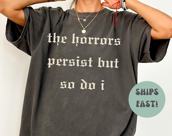 De verschrikkingen blijven bestaan, maar ik troost ook kleuren T-shirt, grappige losgeslagen shirts, rare donkere humor T-shirt, politieke shirts, grunge gothic kleding