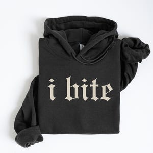 「I Bite」おもしろパーカー、Unhinged Meme スウェットシャツ、ユニークで奇妙なギフト、ブラックユーモアTシャツ、グランジY2Kファッション、Gen Z Meme パーカー