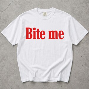 Bite Me Comfort Colors-tröja, grafisk t-shirt med 90-talsstil, rolig retro-t-shirt, konstiga gåvor, mörk humor-tröja, grunge alt-emo y2k streetwear