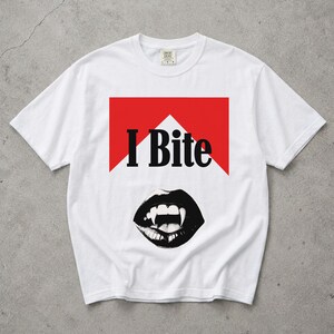 Jag biter med vampyrtänder komfortfärger skjorta, rolig gotisk t-shirt, 90-talsstil grafiska t-shirts, konstiga gåvor, grunge alt emo y2k streetwear