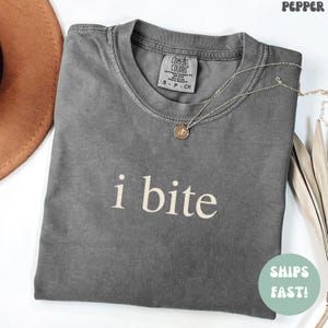 Comfort Colors® I Bite T-shirt, Unhinged T-shirts, Konstig present till vän/honom/henne, Mörk humor T-shirt, Stötande T-shirt, Roliga T-shirts, Goth T-shirt