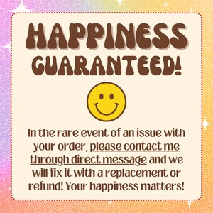 以下が含まれることがあります： 「HAPPINESS GUARANTEED!」の文字が茶色の太字で書かれたレトロスタイルのグラフィック。黄色のスマイリーフェイスがテキストの下に配置されています。追加のテキストは、直接メッセージによる注文の問題解決、交換または払い戻しを約束しています。