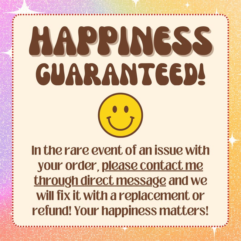 以下が含まれることがあります： 「HAPPINESS GUARANTEED!」の文字が茶色の太字で書かれたレトロスタイルのグラフィック。黄色のスマイリーフェイスがテキストの下に配置されています。追加のテキストは、直接メッセージによる注文の問題解決、交換または払い戻しを約束しています。