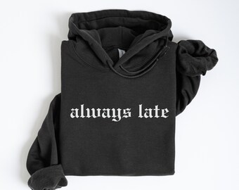 Sudadera con capucha divertida Always Late, sudadera Unhinged, regalo para amiga/hermana, sudadera con capucha para mamá, sudadera de moda, sudaderas con capucha divertidas para mujer, fuente gótica