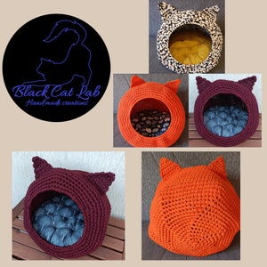 Puede incluir: Cuatro camas para gatos de crochet en diferentes colores y patrones. Las camas tienen forma de cabeza de gato con orejas y tienen una abertura redonda para que el gato pueda entrar. Las camas están hechas con una variedad de puntadas y texturas. Las camas están todas hechas a mano y son perfectas para gatos de todos los tamaños.