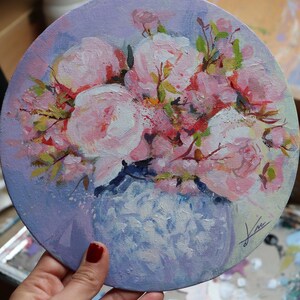 Still life on round support, pink roses